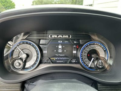 RAM 1500 Limited Crew Cab 4x2 de 2021 con caja de 5'7"