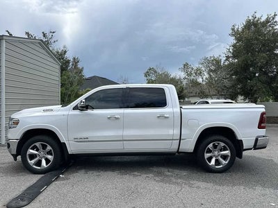 RAM 1500 Limited Crew Cab 4x2 de 2021 con caja de 5'7"