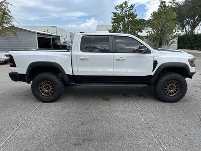 RAM 1500 TRX Crew Cab 4x4 de 2022 con caja de 5'7"