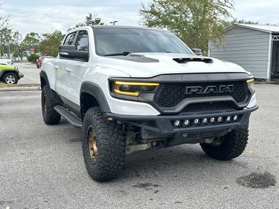 RAM 1500 TRX Crew Cab 4x4 de 2022 con caja de 5'7"