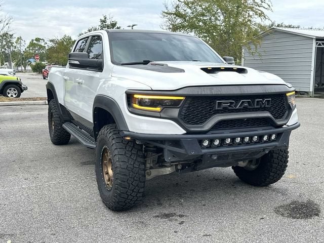 RAM 1500 TRX Crew Cab 4x4 de 2022 con caja de 5'7"