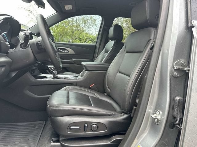 Chevrolet Traverse LT con tapicería de cuero, 2023