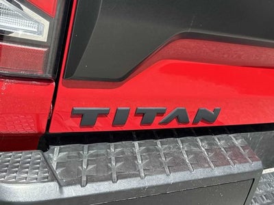 Nissan TITAN Crew Cab PRO-4X 4x4 de 2023