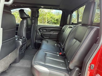 Nissan TITAN Crew Cab PRO-4X 4x4 de 2023