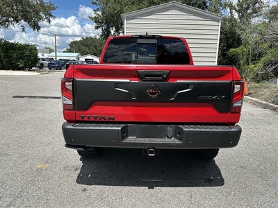 Nissan TITAN Crew Cab PRO-4X 4x4 de 2023