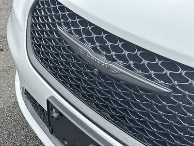 Chrysler Pacifica Hybrid S 2024 con paquete de diseño