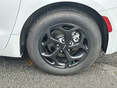 Chrysler Pacifica Hybrid S 2024 con paquete de diseño