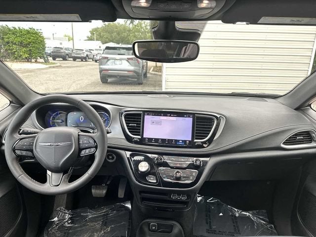 Chrysler Pacifica Hybrid S 2024 con paquete de diseño
