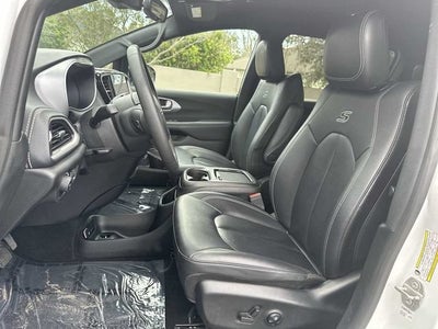 Chrysler Pacifica Hybrid S 2024 con paquete de diseño