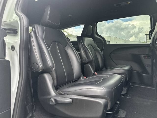 Chrysler Pacifica Hybrid S 2024 con paquete de diseño
