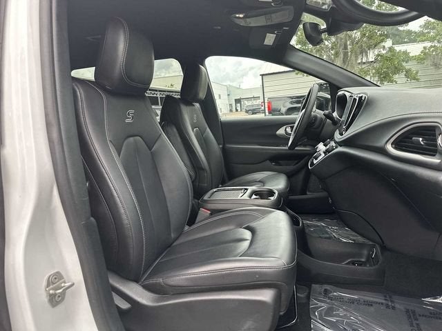Chrysler Pacifica Hybrid S 2024 con paquete de diseño