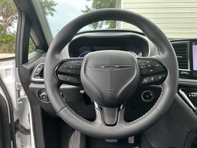 Chrysler Pacifica Hybrid S 2024 con paquete de diseño
