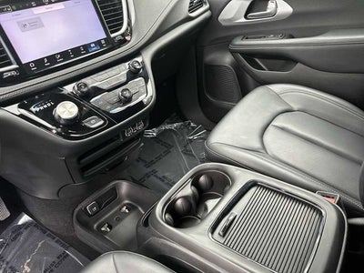 Chrysler Pacifica Hybrid S 2024 con paquete de diseño