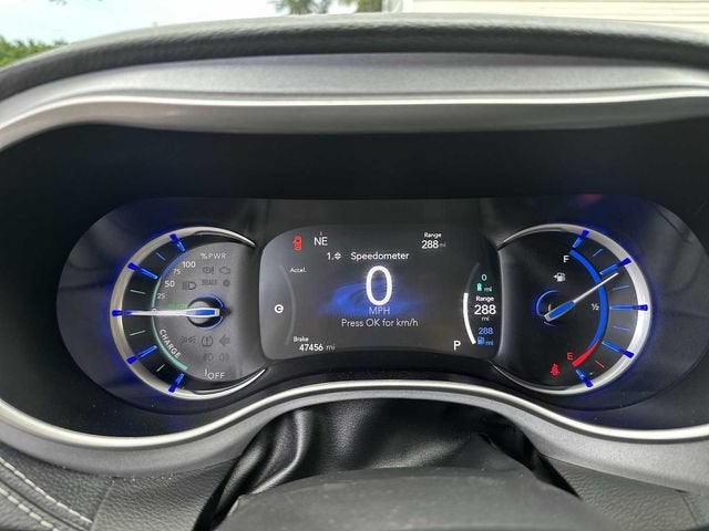 Chrysler Pacifica Hybrid S 2024 con paquete de diseño