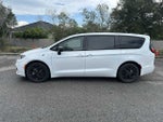 Chrysler Pacifica Hybrid S 2024 con paquete de diseño