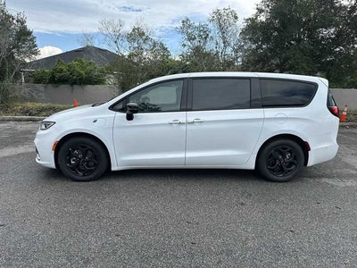 Chrysler Pacifica Hybrid S 2024 con paquete de diseño