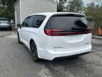 Chrysler Pacifica Hybrid S 2024 con paquete de diseño