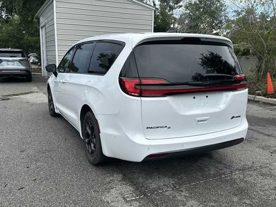 Chrysler Pacifica Hybrid S 2024 con paquete de diseño