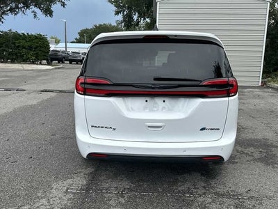 Chrysler Pacifica Hybrid S 2024 con paquete de diseño