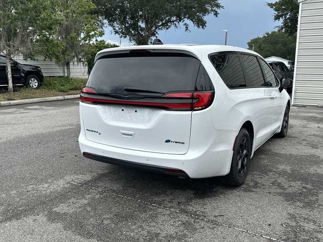 Chrysler Pacifica Hybrid S 2024 con paquete de diseño