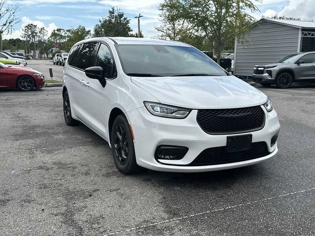 Chrysler Pacifica Hybrid S 2024 con paquete de diseño