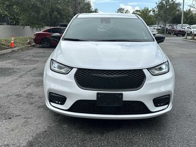 Chrysler Pacifica Hybrid S 2024 con paquete de diseño