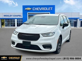 Chrysler Pacifica Hybrid S 2024 con paquete de diseño