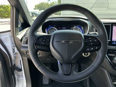 Chrysler Pacifica Limited AWD 2023