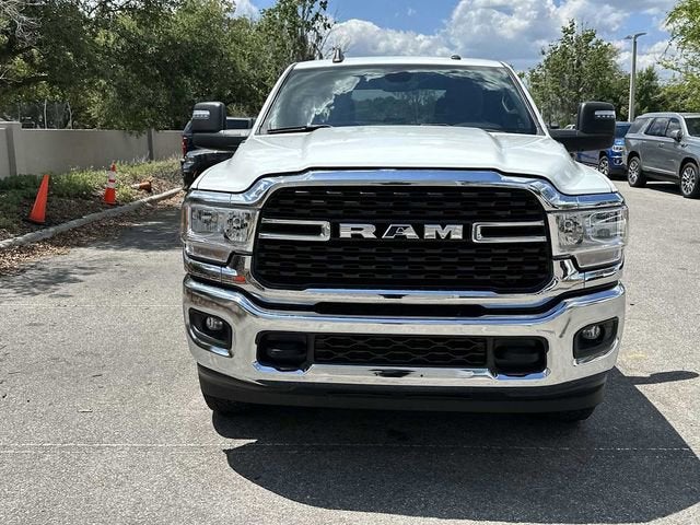 RAM 3500 Big Horn de 2024, cabina doble, tracción 4x4 y caja de 2,4 m