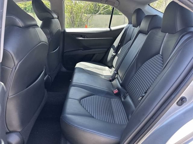 Toyota Camry SE 2021