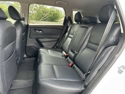 Nissan Rogue SV con tracción delantera (2023)