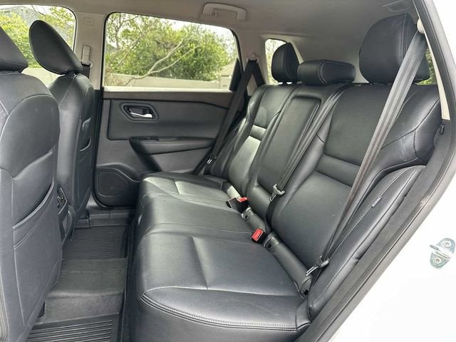 Nissan Rogue SV con tracción delantera (2023)
