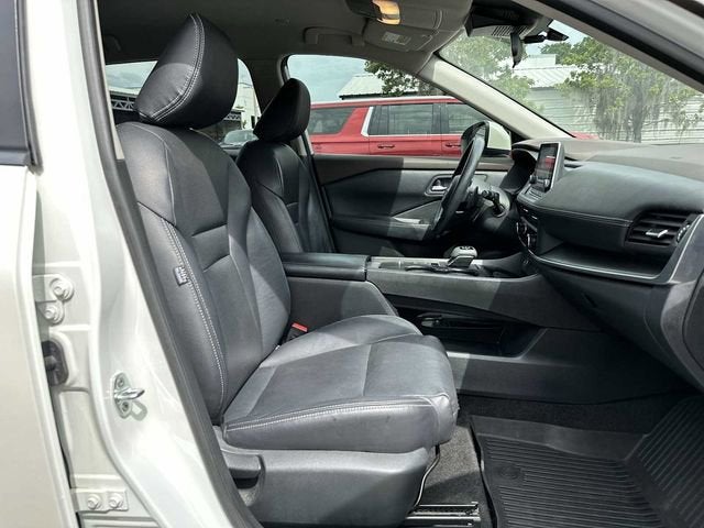 Nissan Rogue SV con tracción delantera (2023)