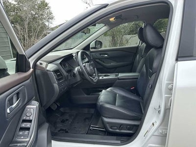Nissan Rogue SV con tracción delantera (2023)