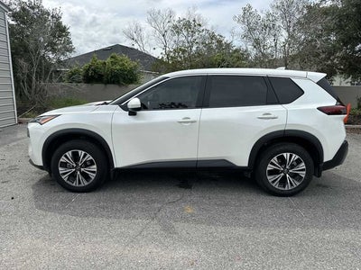 Nissan Rogue SV con tracción delantera (2023)