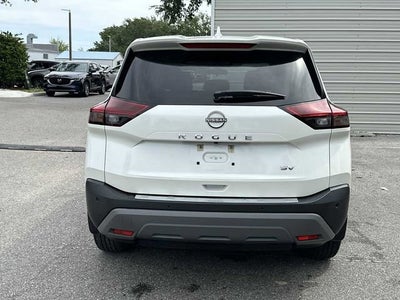 Nissan Rogue SV con tracción delantera (2023)
