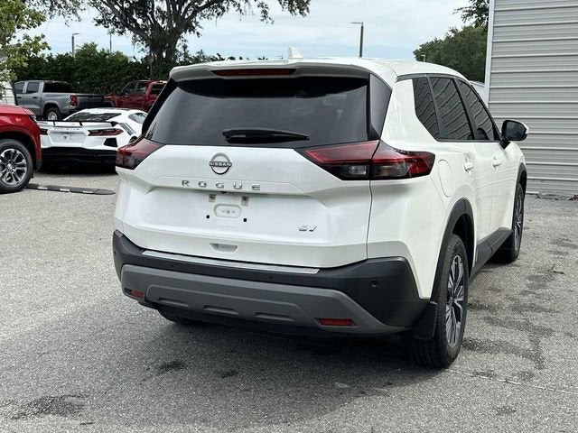 Nissan Rogue SV con tracción delantera (2023)