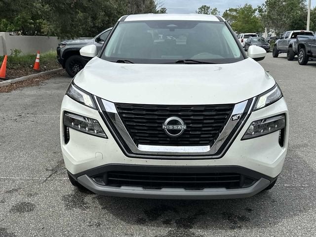 Nissan Rogue SV con tracción delantera (2023)
