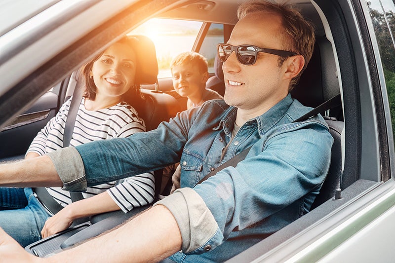 Familia feliz en un coche